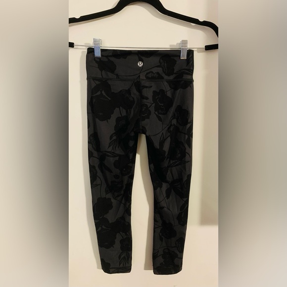 Lululemon cropped leggings with floral silk print size 2 - Picture 2 of 3